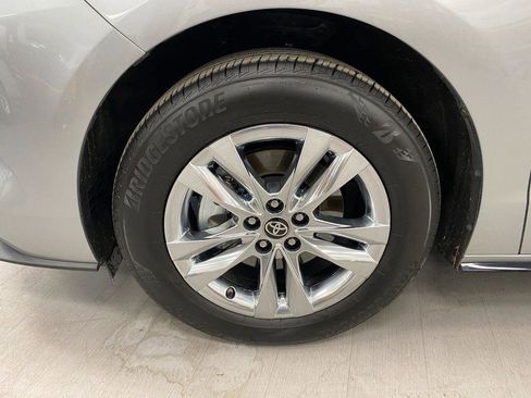 Used 2025 Toyota Sienna Limited image 25