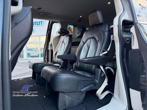 Used 2019 Chrysler Pacifica Touring-L image 28