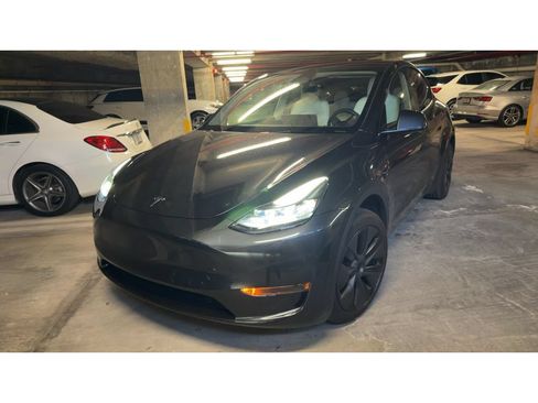 Used 2024 Tesla Model Y Long Range RWD image 1