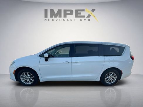 Used 2023 Chrysler Voyager LX FWD image 2