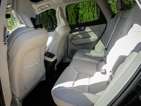 Used 2022 Volvo XC60 B5 Inscription w/ Advanced Package FWD image 31