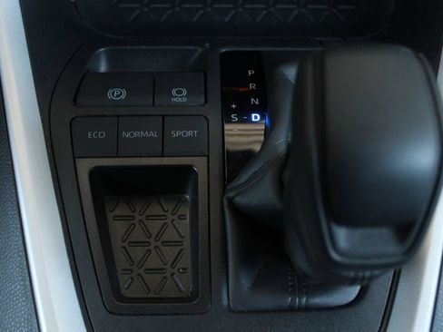 Used 2025 Toyota RAV4 XLE FWD image 29