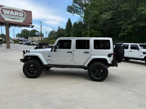 Used 2012 Jeep Wrangler Unlimited Sahara AWD/4WD image 11