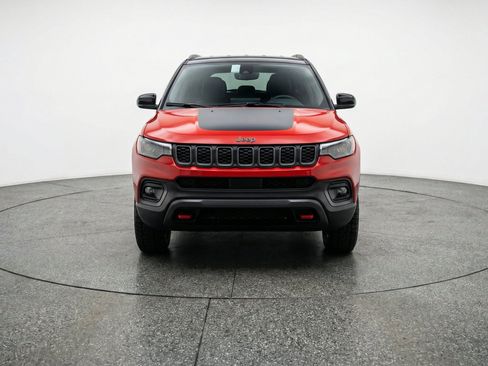Used 2025 Jeep Compass Trailhawk AWD/4WD image 2