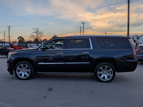 Used 2020 Cadillac Escalade ESV Luxury image 2