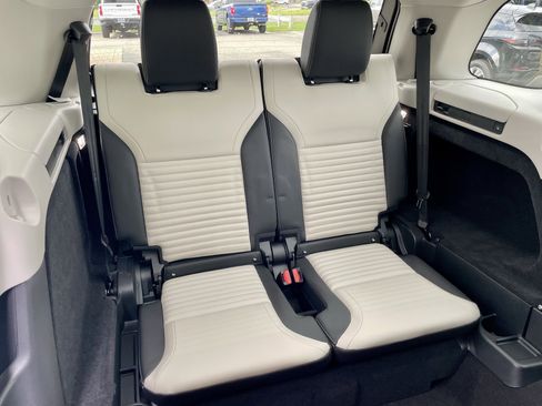 Certified 2025 Land Rover Discovery Dynamic SE AWD/4WD image 34