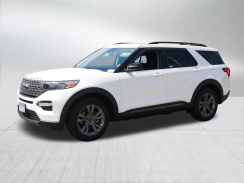 Certified 2023 Ford Explorer XLT w/ Equipment Group 202A AWD/4WD image 3
