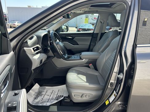 Used 2022 Toyota Highlander XLE AWD/4WD image 13