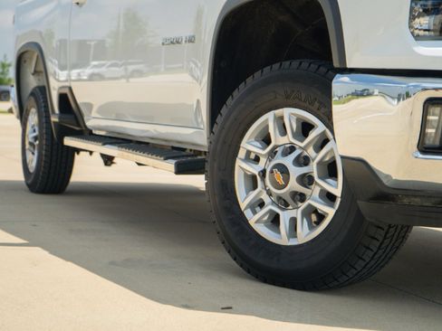 Used 2024 Chevrolet Silverado 2500 LT w/ Convenience Package AWD/4WD image 2