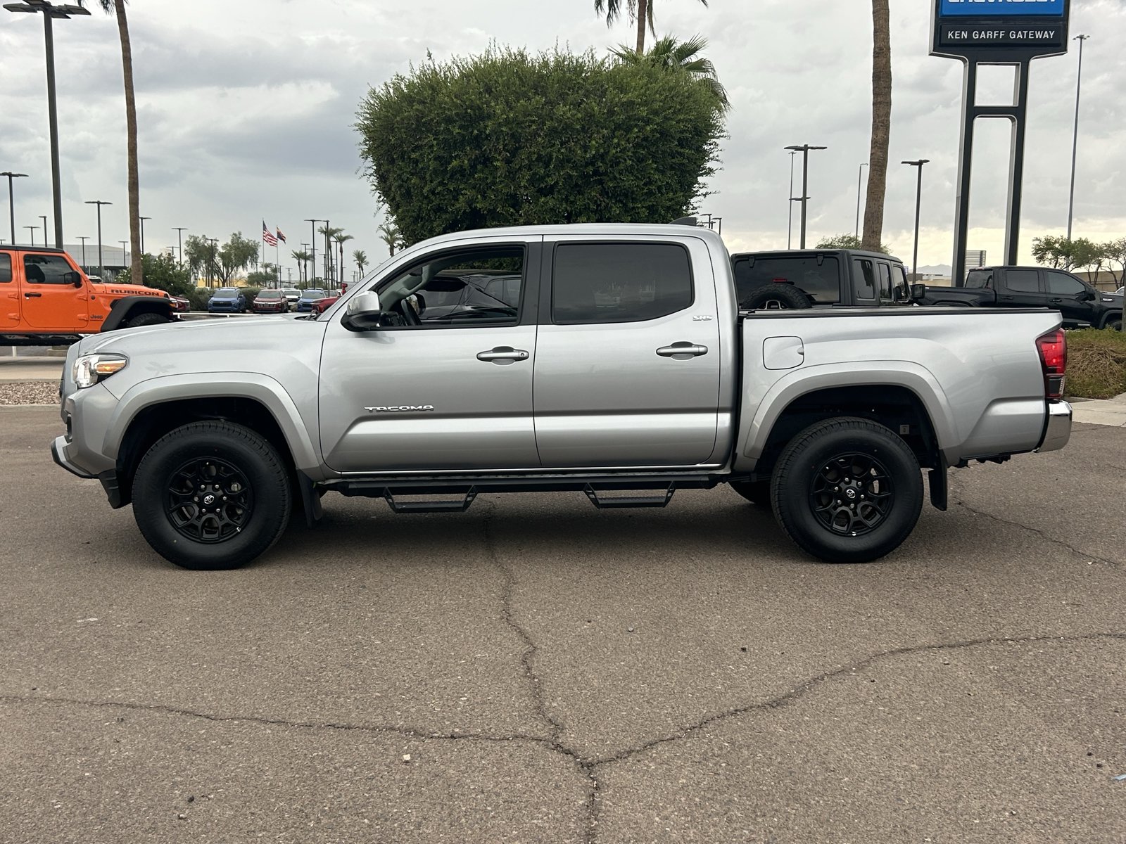 Used 2020 Toyota Tacoma SR5 RWD image 2