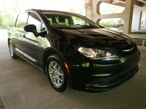 Used 2022 Chrysler Voyager LX image 26