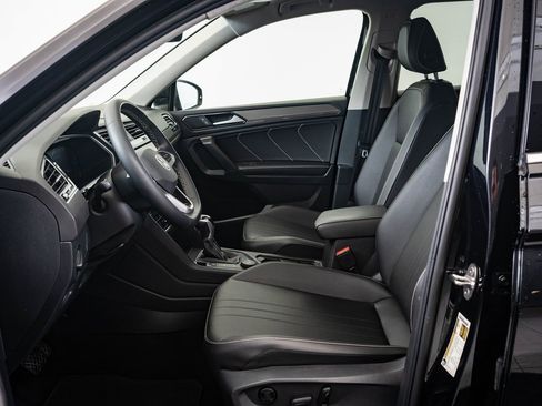 Used 2022 Volkswagen Tiguan SE image 17