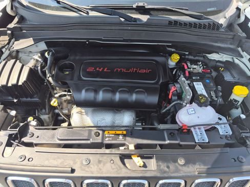 Used 2018 Jeep Renegade Latitude FWD image 32