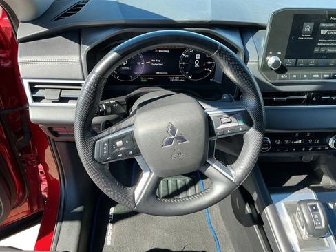 Used 2023 Mitsubishi Outlander SEL image 2