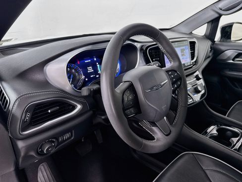 Used 2025 Chrysler Pacifica Limited FWD image 9