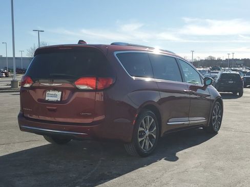 Used 2018 Chrysler Pacifica Limited image 7