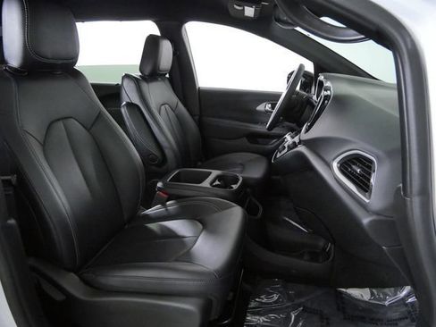 Used 2025 Chrysler Pacifica Select FWD image 13