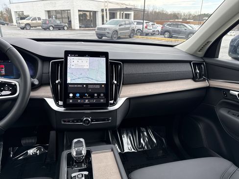 Used 2025 Volvo XC90 B6 Plus image 30