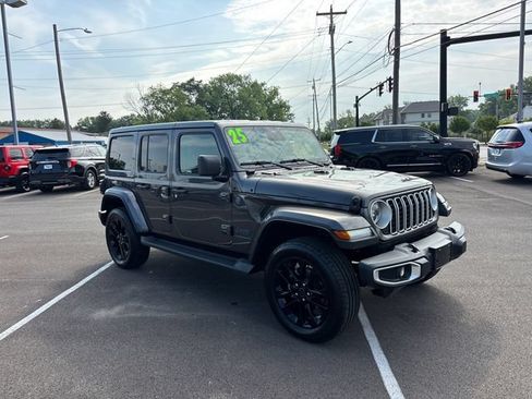 Used 2025 Jeep Wrangler Unlimited Sahara AWD/4WD image 2