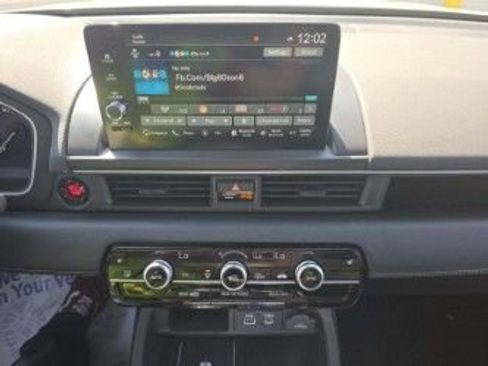 Used 2023 Honda Pilot Touring image 5
