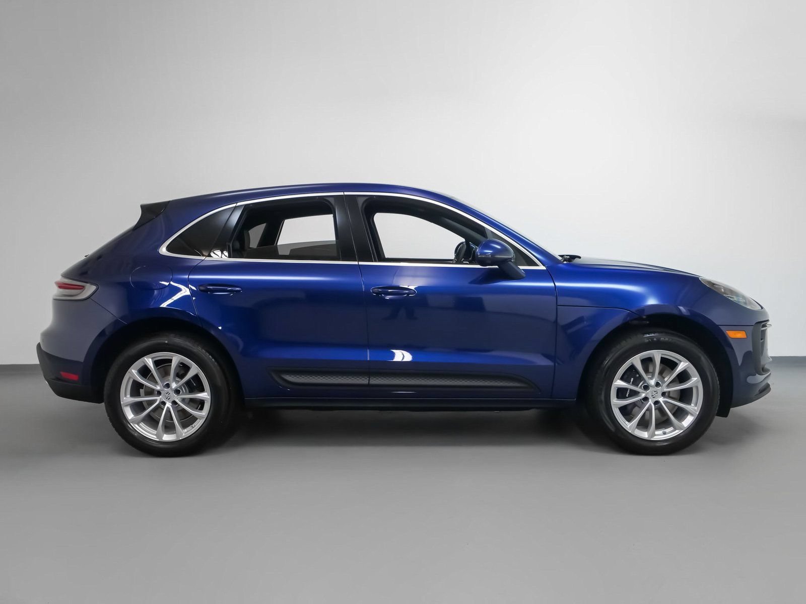 Certified 2025 Porsche Macan AWD/4WD image 13