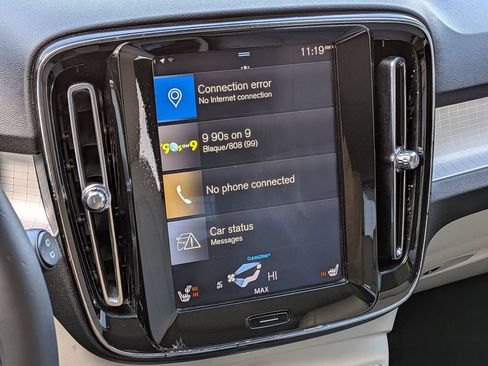 Used 2020 Volvo XC40 T4 Momentum image 18