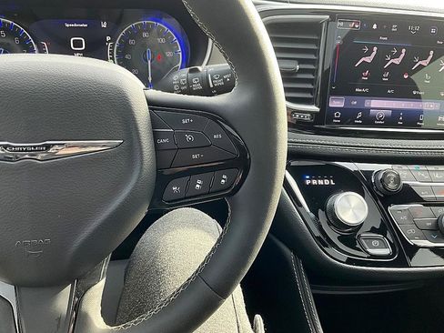 Used 2024 Chrysler Pacifica Limited w/ S Appearance Package image 22