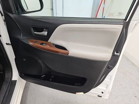 Used 2017 Toyota Sienna Limited Premium AWD/4WD image 41