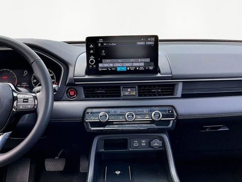 Used 2025 Honda Pilot Touring image 10