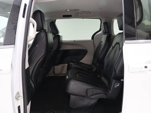 Used 2023 Chrysler Pacifica Touring-L FWD image 32
