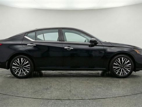 Used 2025 Nissan Altima 2.5 SV image 11
