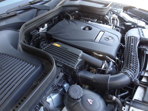 Used 2018 Mercedes-Benz GLC 300 w/ Premium Package image 26