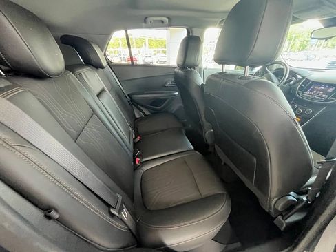 Used 2022 Chevrolet Trax LT w/ LT Convenience Package AWD/4WD image 16