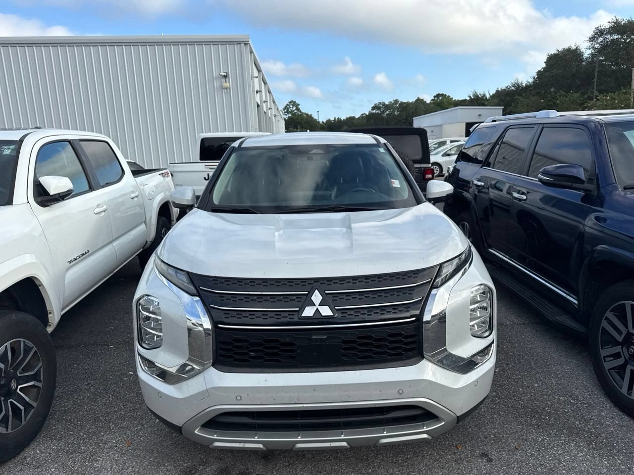 Used 2023 Mitsubishi Outlander SE FWD image 2