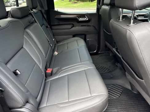 Used 2024 Chevrolet Silverado 1500 LT Trail Boss w/ Convenience Package II AWD/4WD image 32