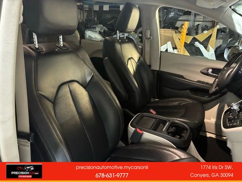 Used 2017 Chrysler Pacifica Touring-L w/ Tire & Wheel Group image 26