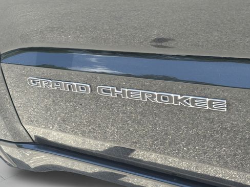 Used 2019 Jeep Grand Cherokee Overland AWD/4WD image 28