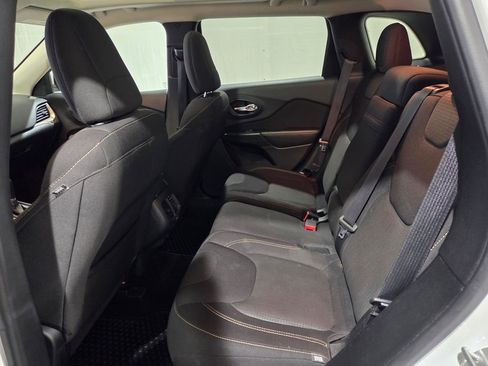 Used 2016 Jeep Cherokee Latitude w/ Comfort/Convenience Group image 12