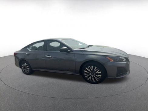 Used 2025 Nissan Altima 2.5 SV FWD image 2