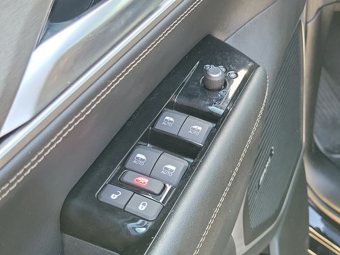 Used 2025 Jeep Wagoneer 4WD image 17