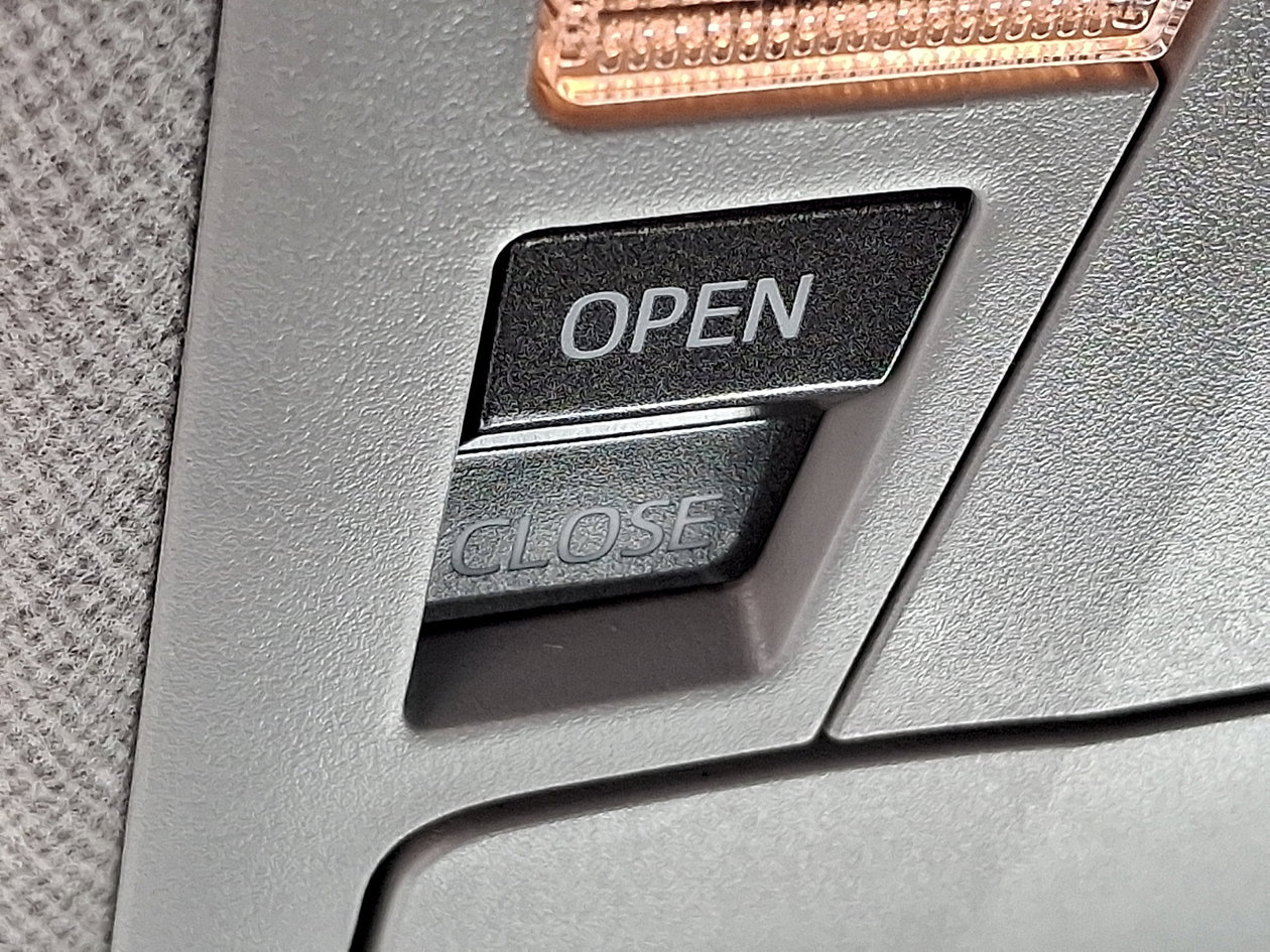 Used 2012 Toyota Camry SE w/ Leather Pkg FWD image 25