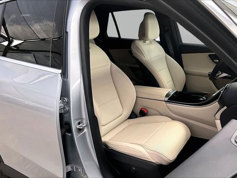Used 2025 Mercedes-Benz GLC 300 4MATIC image 9