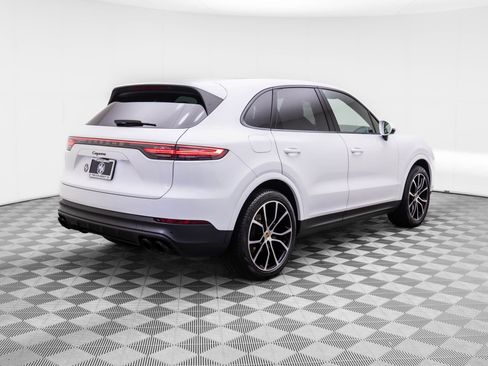 Certified 2023 Porsche Cayenne Platinum Edition image 8