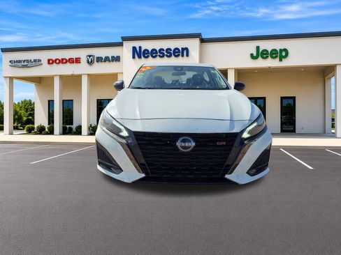 Used 2024 Nissan Altima 2.5 SR FWD image 2