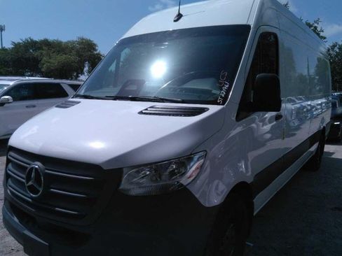 Used 2025 Mercedes-Benz Sprinter 2500 image 9