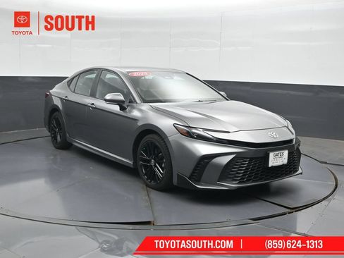 Used 2025 Toyota Camry SE FWD image 4