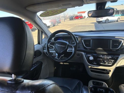 Used 2020 Chrysler Pacifica Touring-L image 20