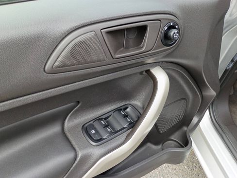 Used 2013 Ford Fiesta Titanium FWD image 19