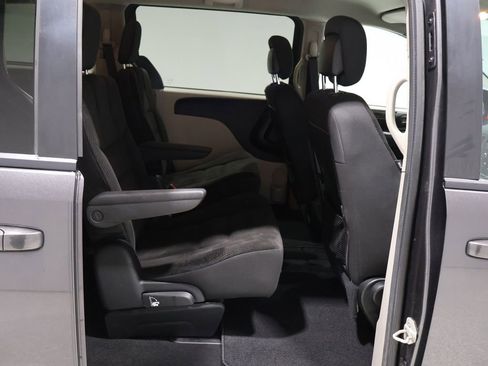 Used 2018 Dodge Grand Caravan SE w/ UConnect Hands-Free Group image 20