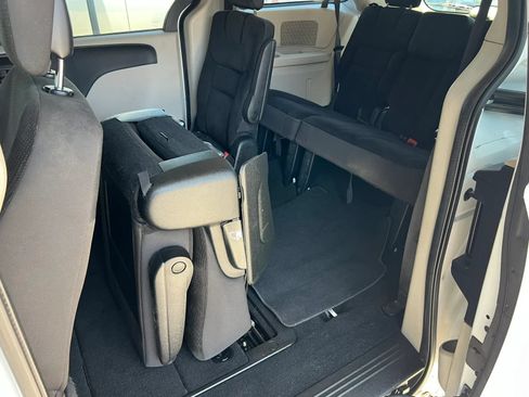 Used 2018 Dodge Grand Caravan SE w/ UConnect Hands-Free Group FWD image 11